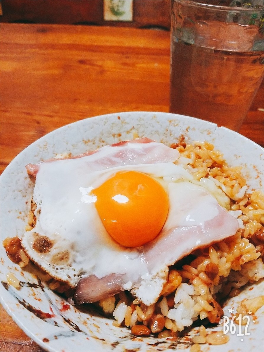 梅おかか納豆のベーコンエッグ丼の画像