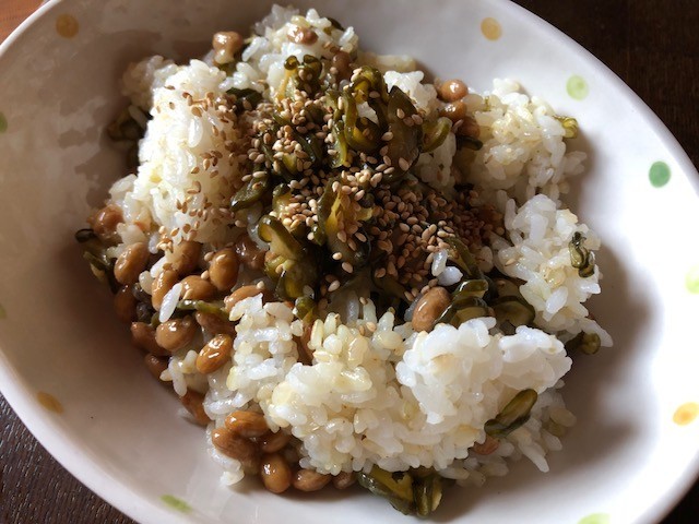 納豆とキュウリの佃煮のまぜご飯の画像