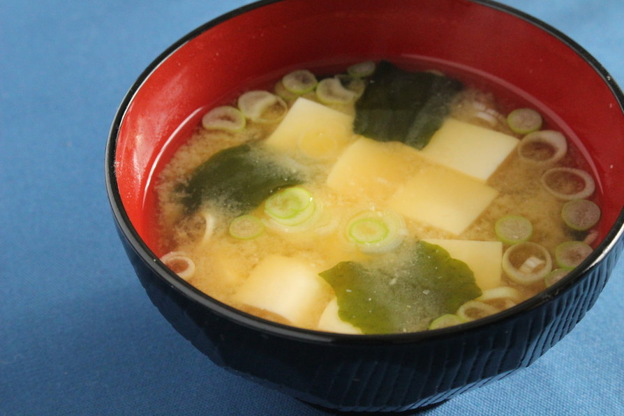 だしの素で簡単！わかめと豆腐の味噌汁の画像