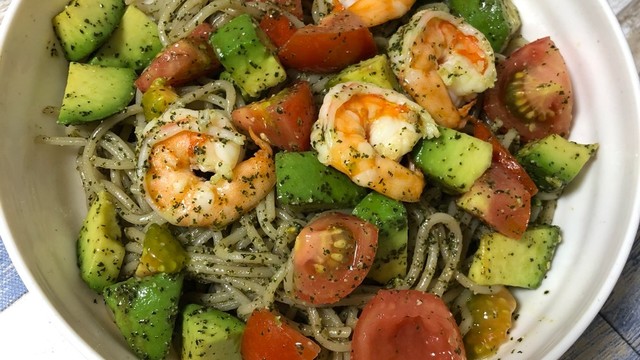 海老アボカドトマトのジェノベーゼ パスタ レシピ 作り方 By ぴろりーぬ クックパッド
