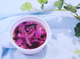 お弁当に♡ぶどうの皮で華やか玉ねぎマリネ