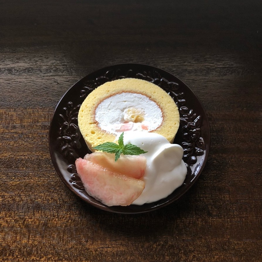 ふわふわ桃のロールケーキの画像