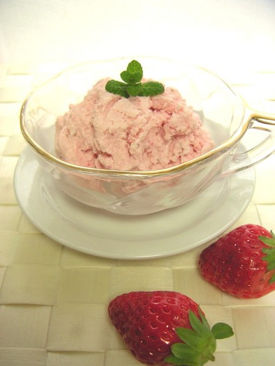 苺のアイスクリームの写真