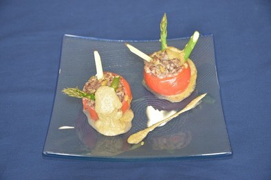 牛肉と玄米とアスパラガスのトマト詰めの写真
