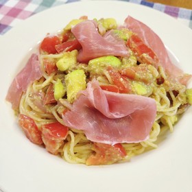簡単★アボカドとトマトとツナの冷製パスタ