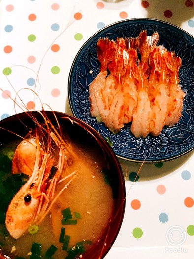 牡丹海老のお刺身とお味噌汁の写真