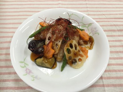秋野菜と鶏肉のピリ辛あんかけ（透析食）の写真