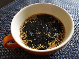 お湯を注ぐだけ☆簡単白ごまと海苔のスープ