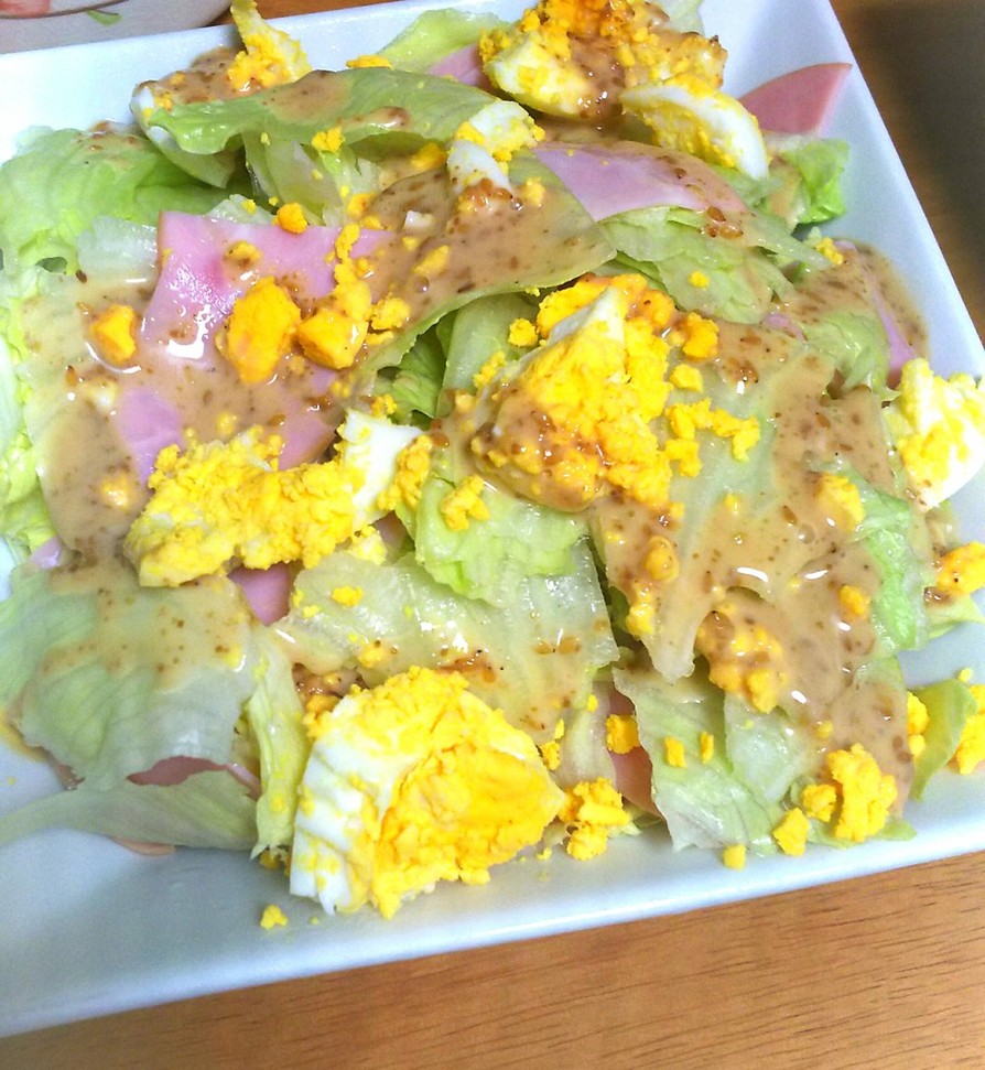 レタスと茹で卵のサラダの画像