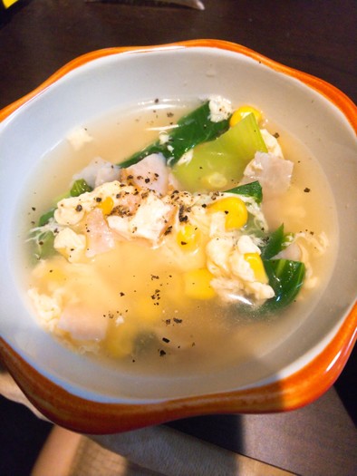 チンゲン菜とコーンの卵スープの写真
