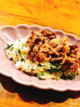 薬膳 牛肉のっけ春菊チャーハン