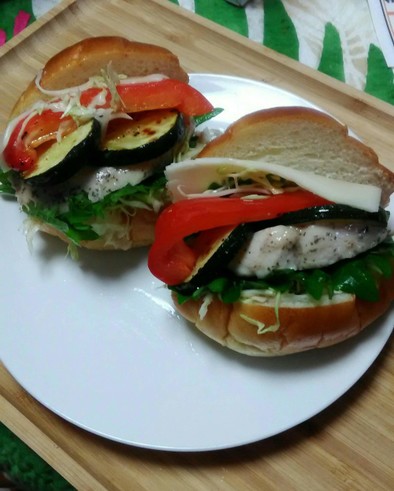 夏野菜とチキンのサンドイッチの写真