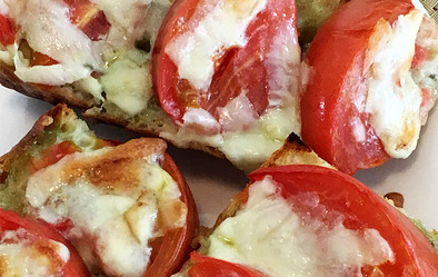 超簡単バゲットピザ・完熟トマトカプレーゼの写真