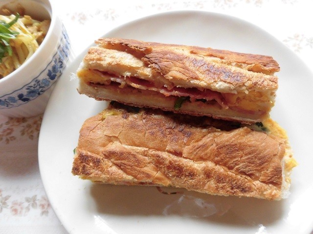 フランスパンでほうれん草ベーコン卵サンドの画像