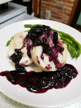 ローストチキンのブルーベリーソース添え