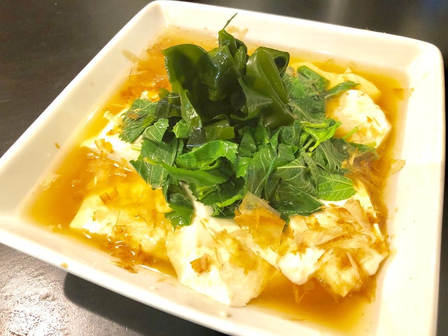 モロヘイヤとワカメの冷たい湯豆腐の画像