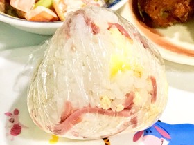 鮭フレークとハムとチーズのラップおにぎり