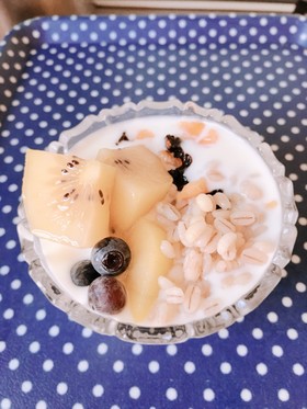 もち麦フルーツヨーグルト食物繊維たっぷり