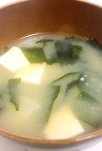 豆腐とわかめの基本の味噌汁