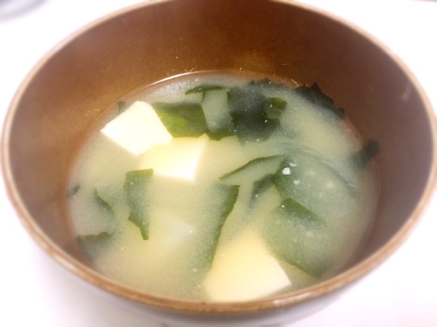 豆腐とわかめの基本の味噌汁の画像