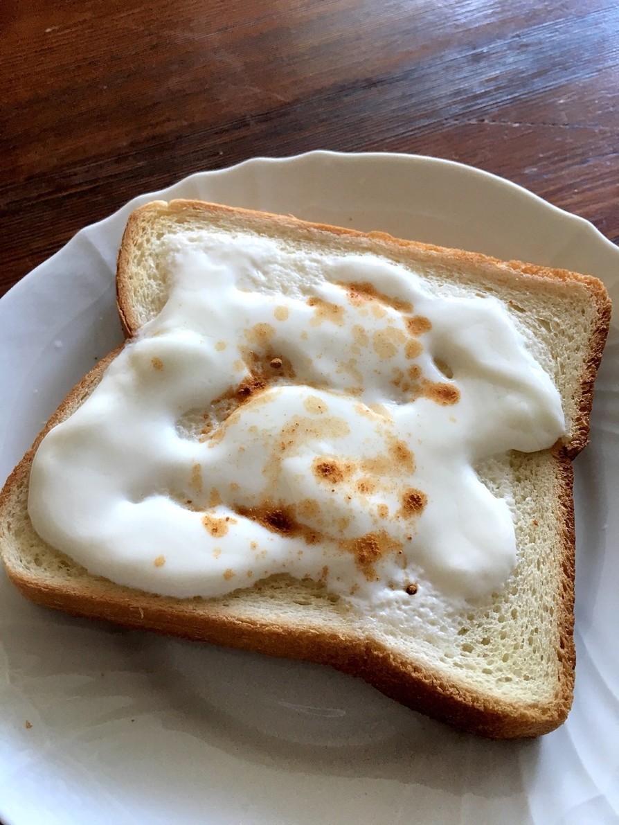 食パンとヨーグルトの画像