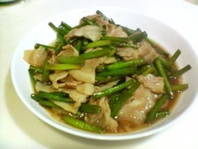 豚バラ肉とにんにくの芽の炒め物