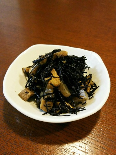 ひじき、干し椎茸、高野豆腐の乾物の煮物の写真