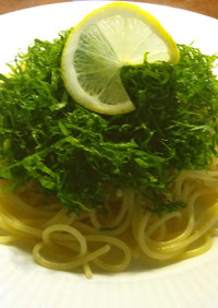 大量の大葉の魚醤パスタ