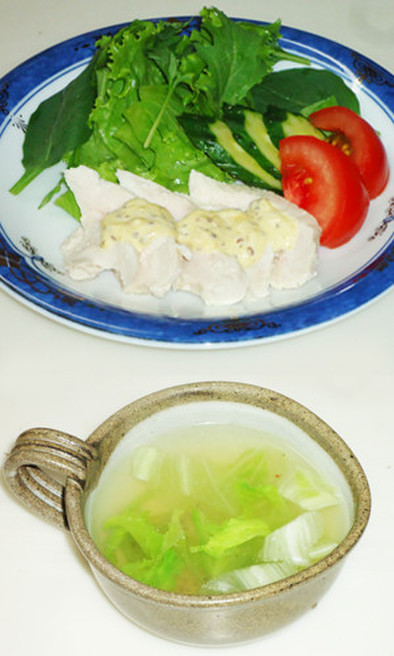 鶏胸肉のサラダとレタスのスープの写真