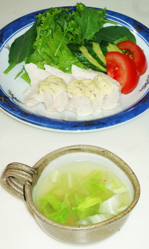 鶏胸肉のサラダとレタスのスープの画像
