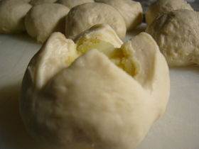 惣菜用パン生地(飴玉ねぎ入り)