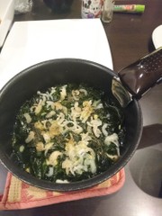 わかめを食べる納豆あさりスープの写真