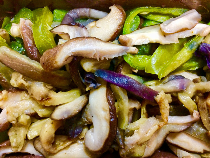 細切り野菜と椎茸のごま油炒めの画像