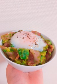 アボカドベーコン丼with温泉卵