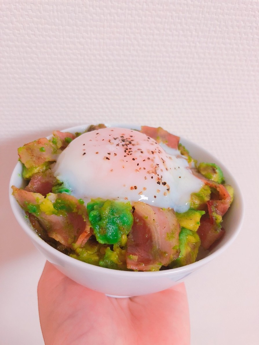 アボカドベーコン丼with温泉卵の画像
