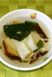 小松菜とワンタンの皮のスープ