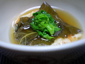 桜の葉で包んだ豆腐のけんちん蒸し