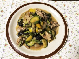 ズッキーニと野菜の鶏肉炒め