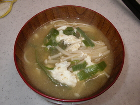 えのきだけと溶き卵のお味噌汁