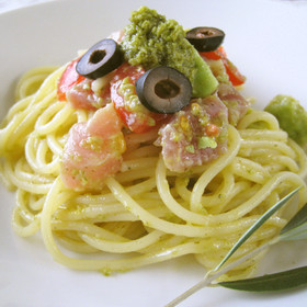 まぐろとアボカドのペースト和えのパスタ