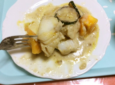 鱈（タラ）とトマト（黄色）のフリカッセ煮の写真