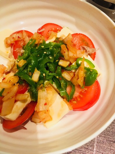 夏に！ピーマンナムルとトマトの冷奴サラダの写真