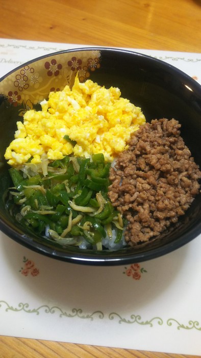 フライパン一つで作る三色丼☆の写真