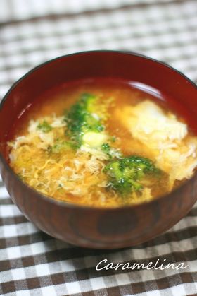 ブロッコリーと落とし卵の味噌汁