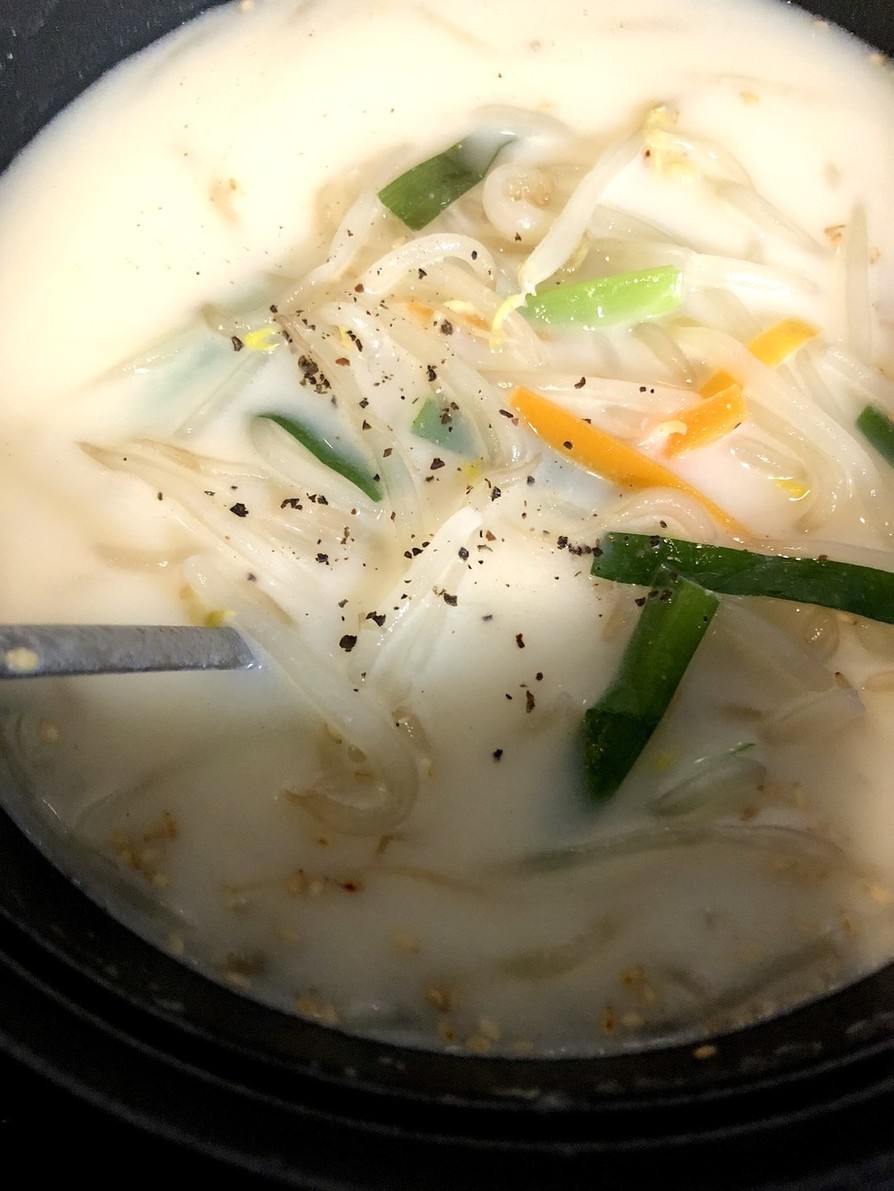 茹で鶏の茹で汁で！豆乳味噌スープの画像