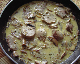 クリーム状ソースで焼いた肉「ドイツ料理」の画像