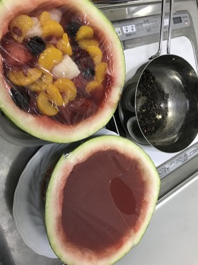 スイカの丸ごとフルーツポンチとゼリー