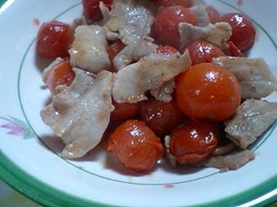 豚バラとミニトマトの炒め物の写真