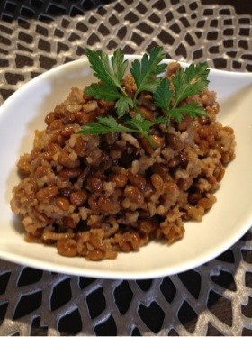 納豆とひき肉を炒めてサラダに♪