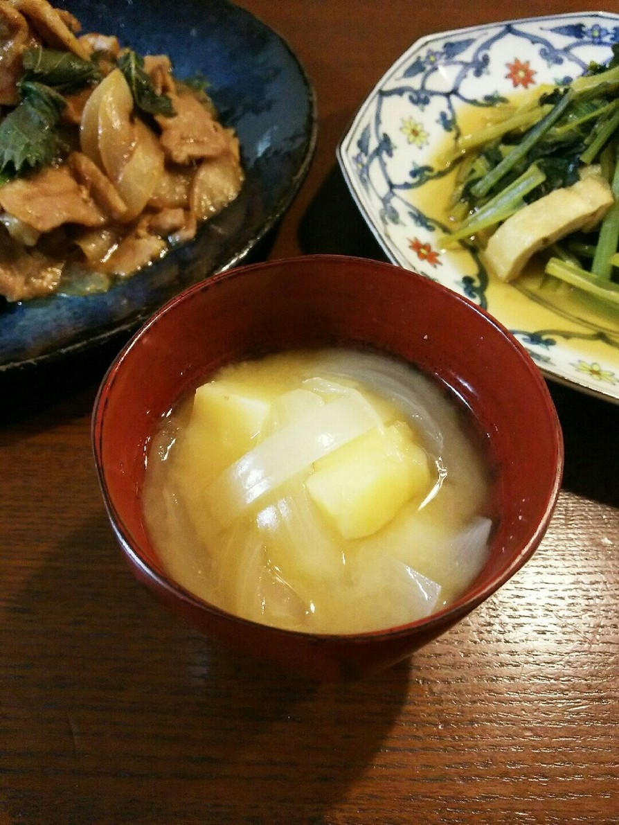 定番！玉葱とじゃがいもの味噌汁の画像
